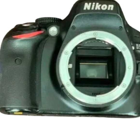 Nikon D5100 Camera Bundle with 18-55mm and 55-300mm Lenses - Picture 5 of 5